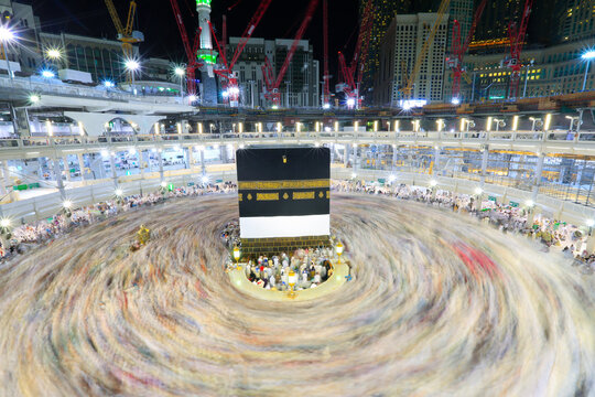  Crowd Of People Making Tawaf Around The Holy Kaaba In Makkah During Umra Or Hajj, View From The Top Of Masjid Al Haram. Long Exposure At Night