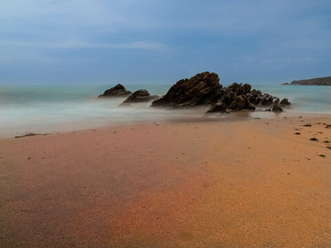 Rocas en paisaje marino al atardecer