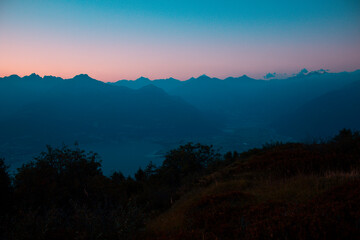 Phänomenaler Sonnenuntergang am Comer See in Italien mit beeindruckendem Farbspiel