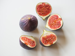 Figa cała i przekrojone figi z widocznym miąższem