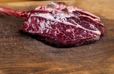 Obraz premium Preparing a Tomahawk steak for grill. 