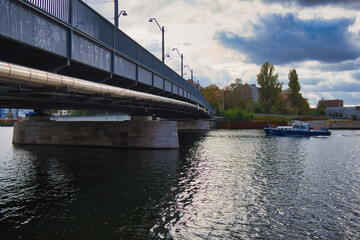 Brücke, Treskow Brücke an der Spree, Boot der Polizei, Treptow Köpenick, Berlin, Deutschland 