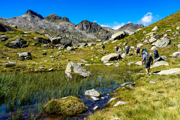 Sommerurlaub in den spanischen Pyrenäen: Wanderung zum Seenkessel von Colomers im berühmten...