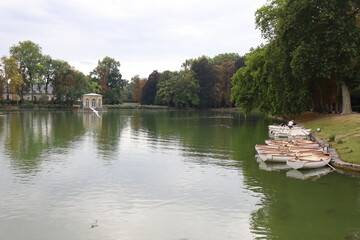 Fototapeta premium L'étang des carpes, château de Fontainebleau, ville de Fontainebleau, département de Seine et Marne, France