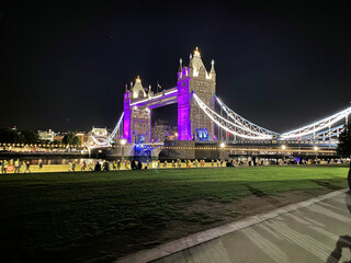 Obraz premium Tower Bridge in London at night lit up in Purple