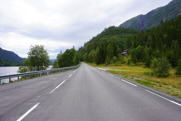 eine schmale einsame Straße in Norwegen 