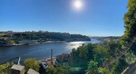 Obraz premium Wide Douro river with some boats sailing in a beautiful skyline from the city Porto, in Portugal