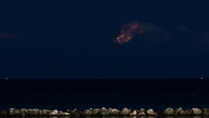 Blitz über dem Meer