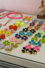 Acessórios em bijuterias para venda.