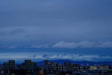 都市の夜明け。明け方、神戸市街地から芦屋方面の景観。神戸市東灘区のマンション高層階より撮影