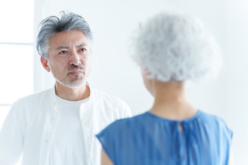 雑談をするシニアカップル