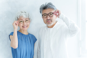 眼鏡をかけたシニアカップルのポートレート