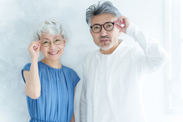 眼鏡をかけたシニアカップルのポートレート