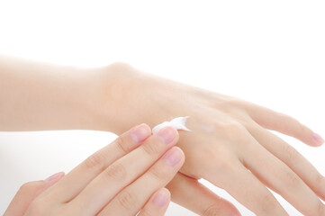 手にクリームを塗る女性。美容イメージ