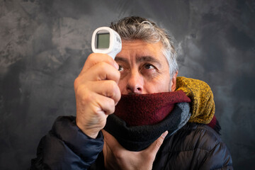 image fun et drôle d'un homme malade qui utilise un thermomètre comme une arme et qui vise son...
