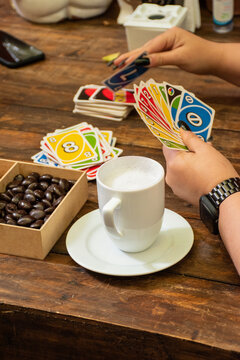 Juego de cartas y botana