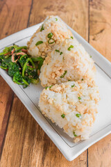 鶏そぼろお握り