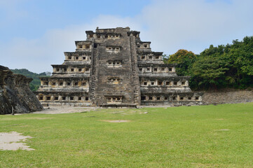 pirámide de los nichos en la zona arqueológica del Tajín. en Papantla de Olarte Veracruz.