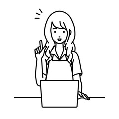 デスクで座ってPCを開いて何かひらめいた店員の女性