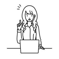 デスクで座ってPCを開いて何かひらめいたブラウスの女性