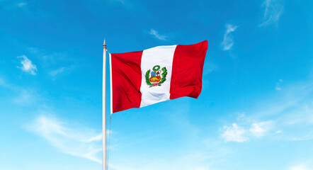 hermosa bandera peruana flameando sobre el cielo azul - obrazy, fototapety, plakaty