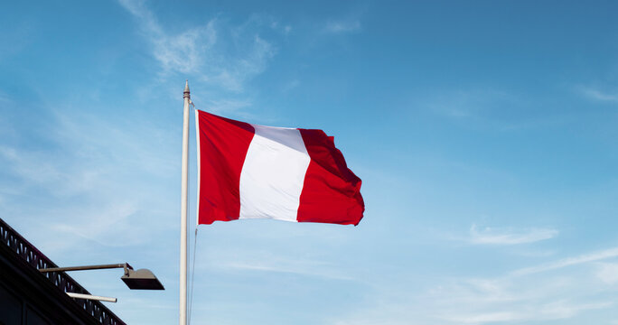 hermosa bandera peruana flameando sobre el cielo azul