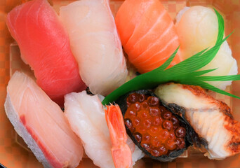 皿に載せた握り鮨、握り寿司