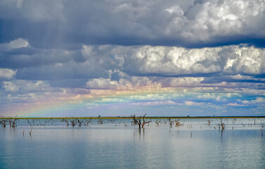 Obraz premium Lake Argyle in far north Western Australia with rainbow in the sky