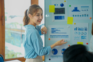 Young men and women of the new generation of entrepreneurs. Presenting a project for the satisfaction of Asian female employees
Collaborate in a creative workplace in the office.