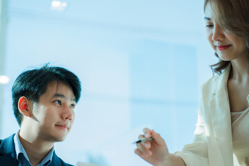 Young men and women of the new generation of entrepreneurs. Presenting a project for the satisfaction of Asian female employees
Collaborate in a creative workplace in the office.