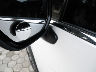 Circular Blind Spot Mirror in Passenger Door Car to Increase Driving Safety