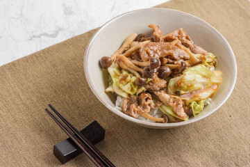 豚肉と野菜の味噌ダレ丼