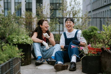 屋外で笑顔で寄り添う二人の女性