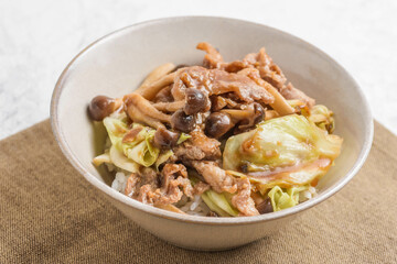 豚肉と野菜の味噌ダレ丼
