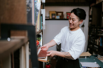 本棚から本を選んでいる女性