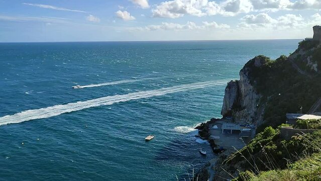Conca dei Marini - Motoscafo lungo la costa di Capo di Conca