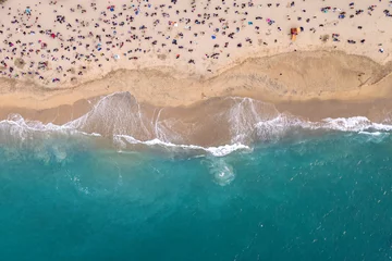  imagen cenital desde dron de una playa color turquesa con mucha gente disfrutando de las olas y la arena © Manuel Muñoz Acuña