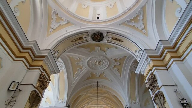 Praiano - Panoramica verticale della navata della Chiesa di San Luca Evangelista dall'abside