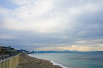 江ノ電・鎌倉高校前駅付近から稲村ヶ崎方面（相模湾）を臨む（神奈川県鎌倉市・腰越）
