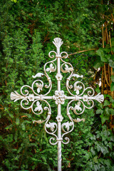 Historisches schmiedeeisernes Grabkreuz auf dem Friedhof der  denkmalgeschützten Dorfkirche Giesendorf in Berlin-Lichterfelde