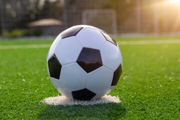 Symbolbild: Fußball auf einem leeren Fußballfeld