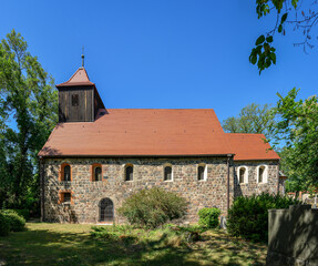 Denkmalgeschützte spätromanische Dorfkirche Stahnsdor, Ansicht von Süden