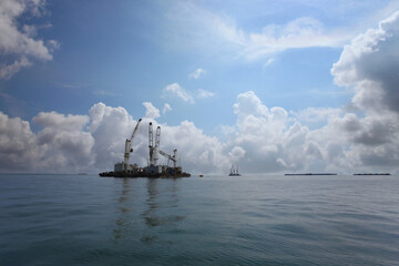Fototapeta na wymiar Marine cranes are used for loading and unloading cargo onto ships.