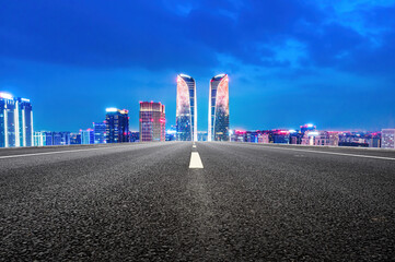 Obraz premium Road and modern city buildings landscape skyline