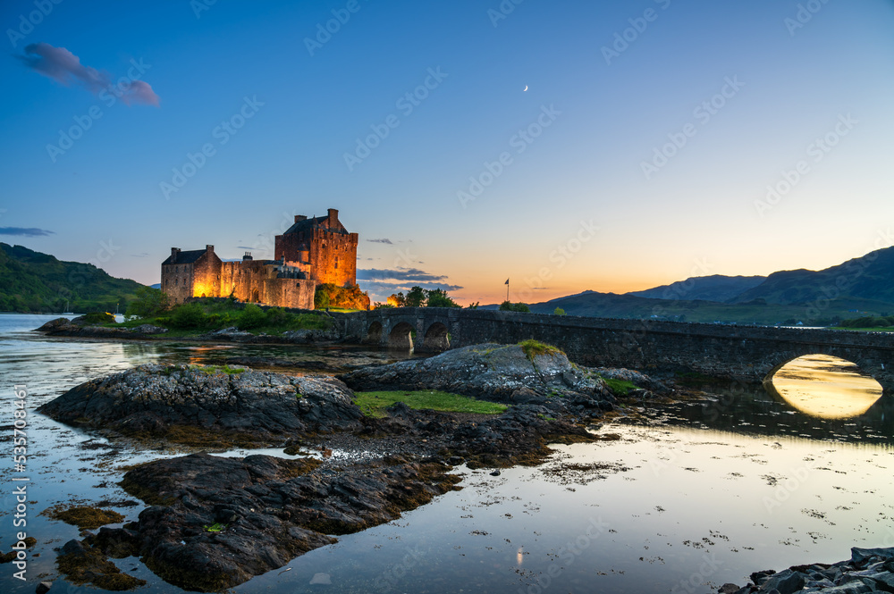 Wall mural eilean donan castle at sunset in scotland