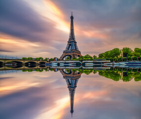 Fototapeta na wymiar Eiffel Tower at sunrise with reflection in Paris. France