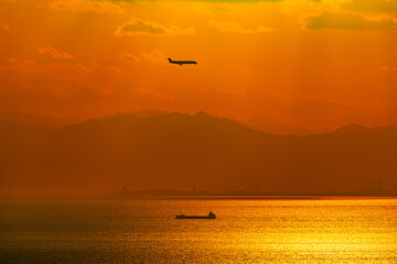 Fototapeta na wymiar 夕焼けの中の旅客機