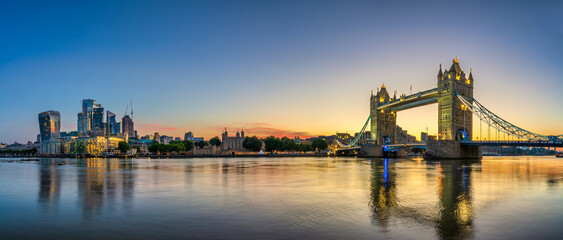 Plakat Tower Bridge and finance district panorama at dawn in London
