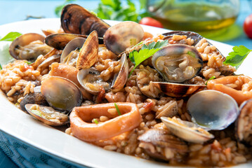 Risotto alla pescatora, ricetta tradizionale di risotto con salsa di frutti di mare, cibo italiano 