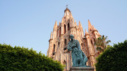 Fototapeta na wymiar Parroquia de San Miguel Arcángel church in San Miguel de Allende in Guanajuato, Mexico.